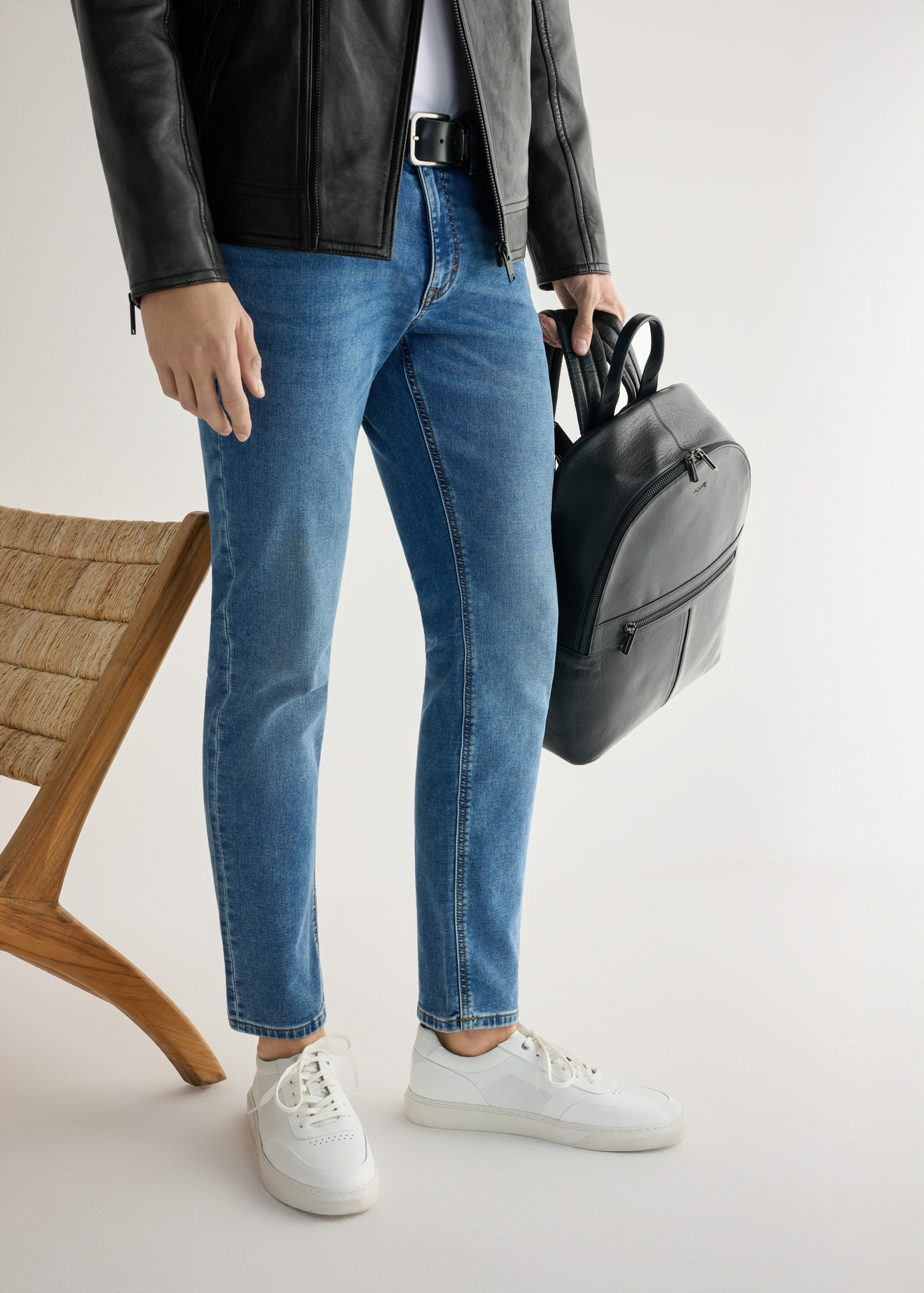 Men's leather sneakers in white BUTYM-0484-0B(W26), side view of the product on the model, half of the silhouette visible.