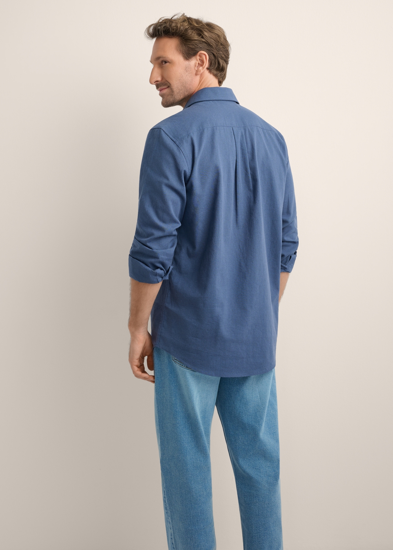 Men's navy blue linen-blend shirt KOSMT-0379-7H(W26) - front view of the product, on a model, against a light background. Half of the silhouette visible.