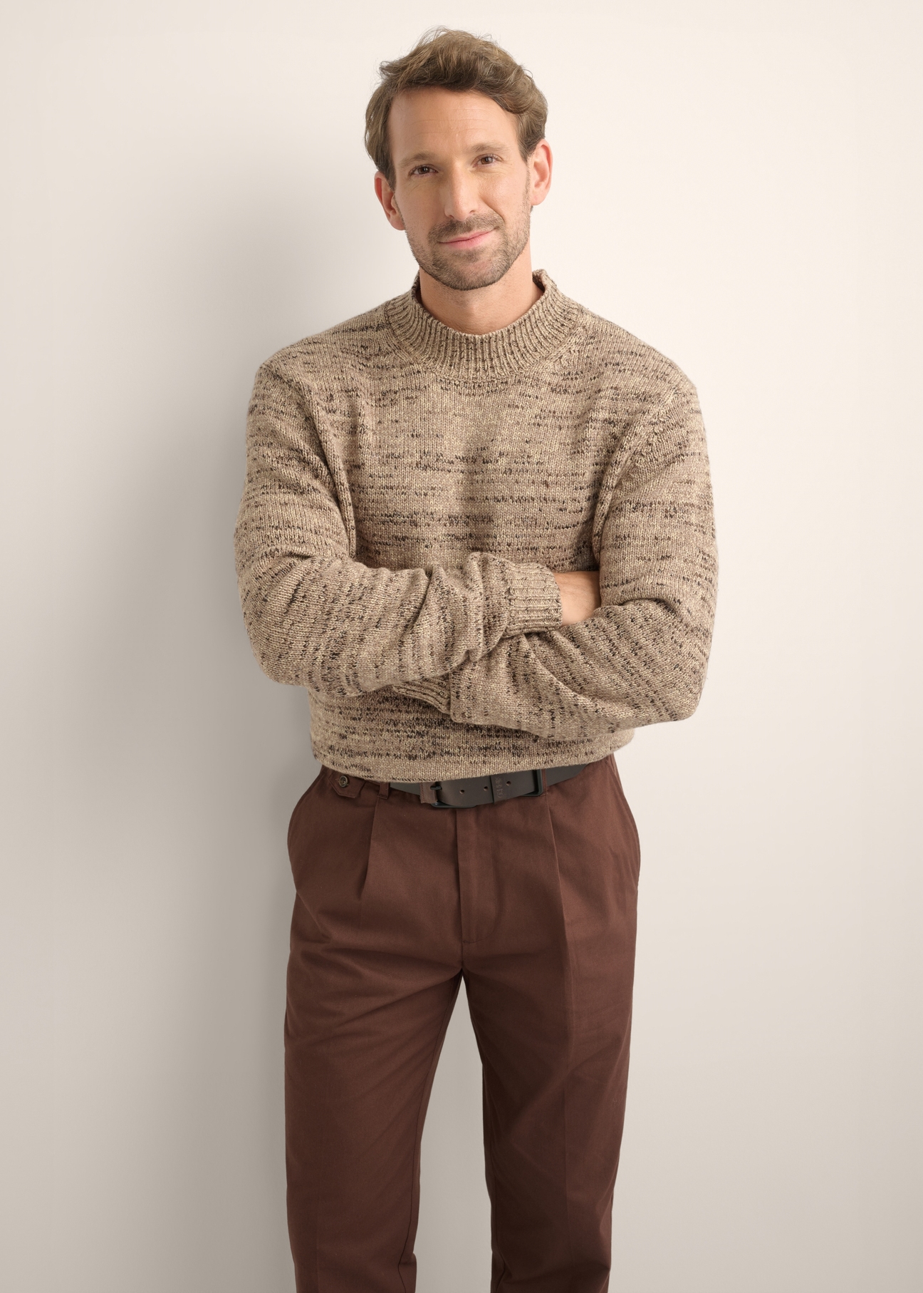 Brown men's sweater SWEMT-0194-1K(Z26), front view of the product on the model. Half of the silhouette visible.
