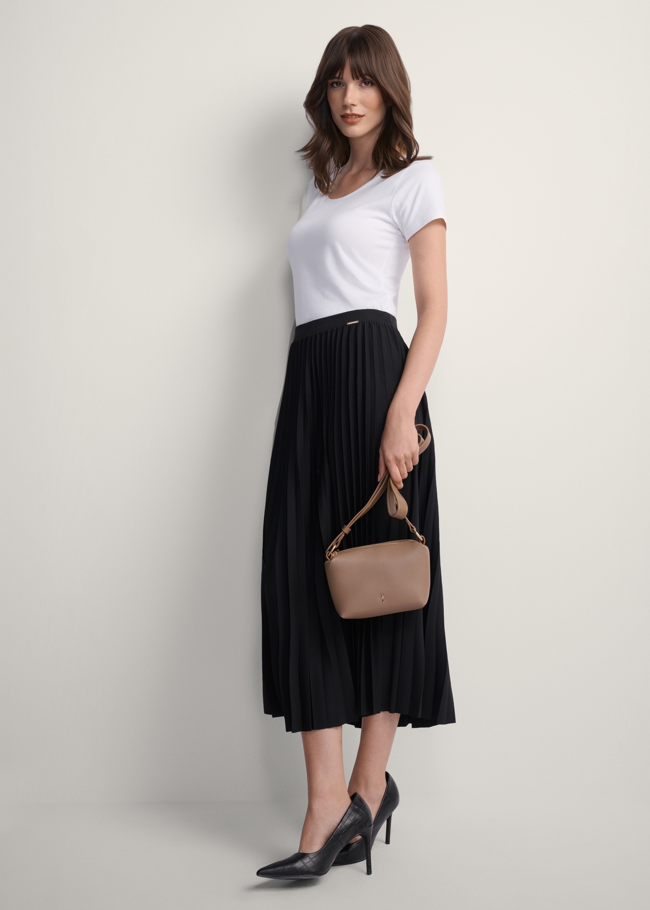 Small beige women's handbag TOREC-0882B-81(Z25), front view of the product on a model, half of the silhouette visible.