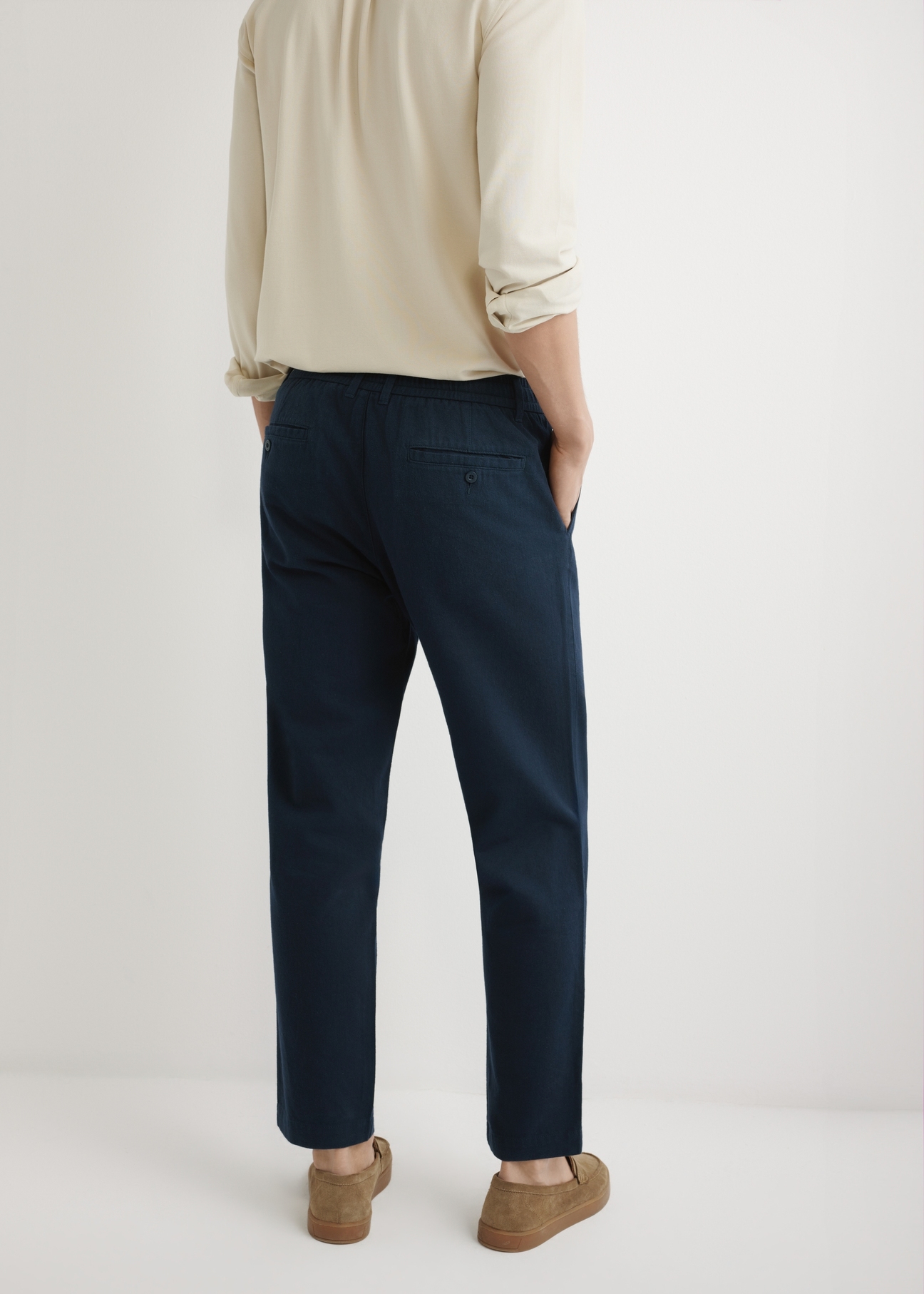 Men's navy blue trousers SPOMT-0120-7E(W26), rear view of the product on the model. Half silhouette visible.