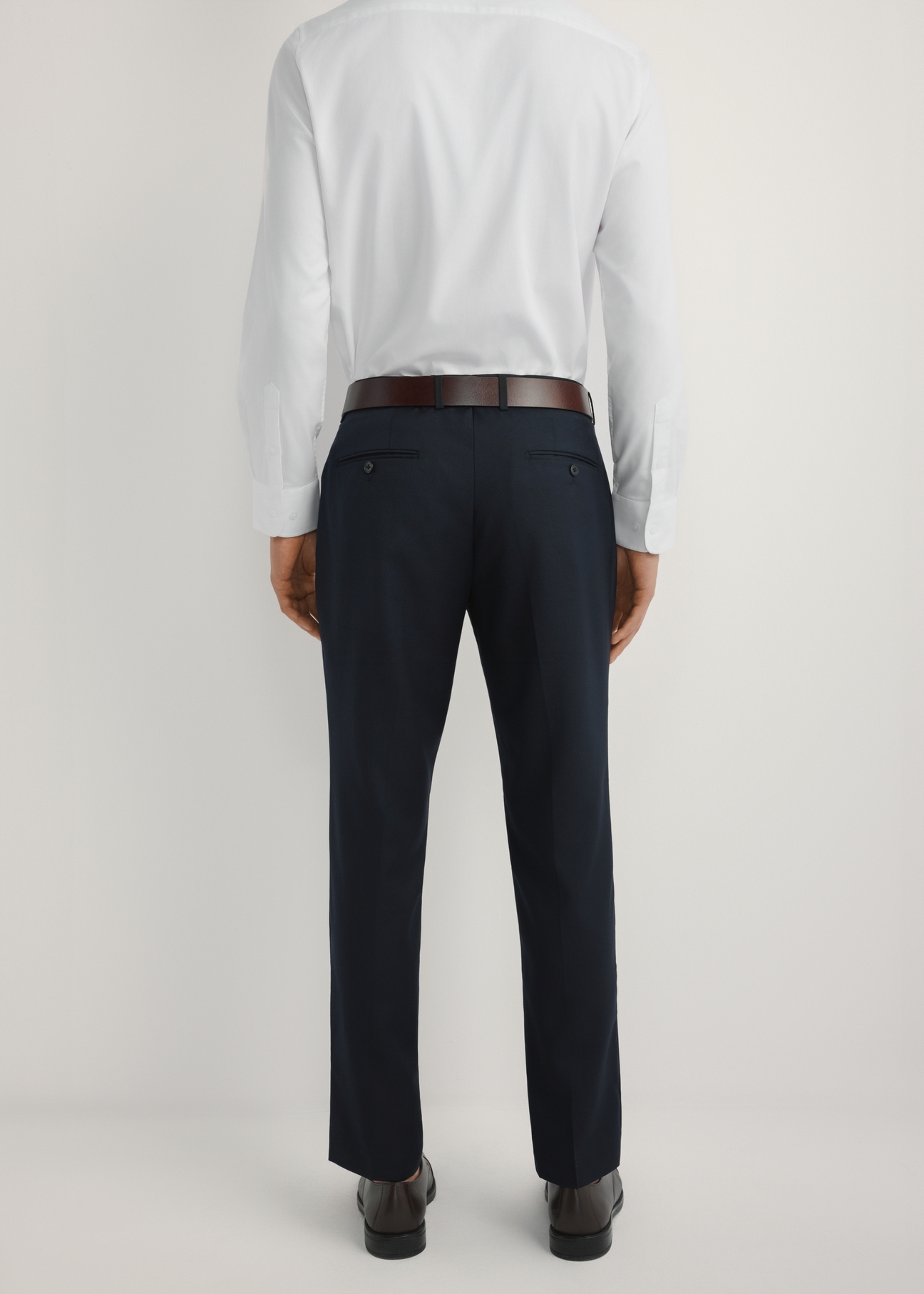 Men's navy blue trousers SPOMT-0118-7E(W26), rear view of the product on the model. Half of the silhouette visible.