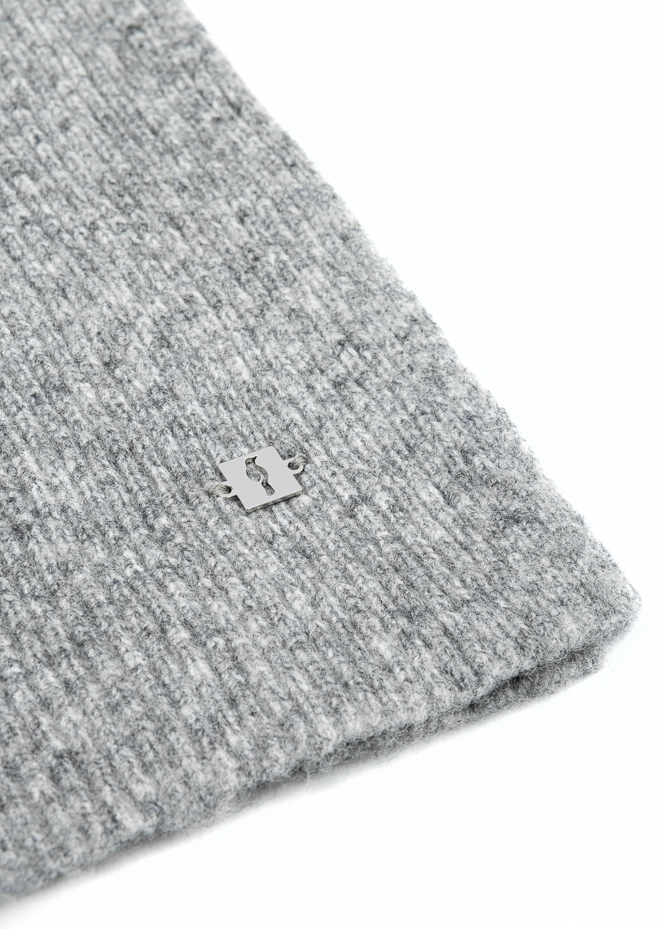Gray women's winter scarf SZADT-0202-91(Z25), close-up of the product detail, view on a white background.