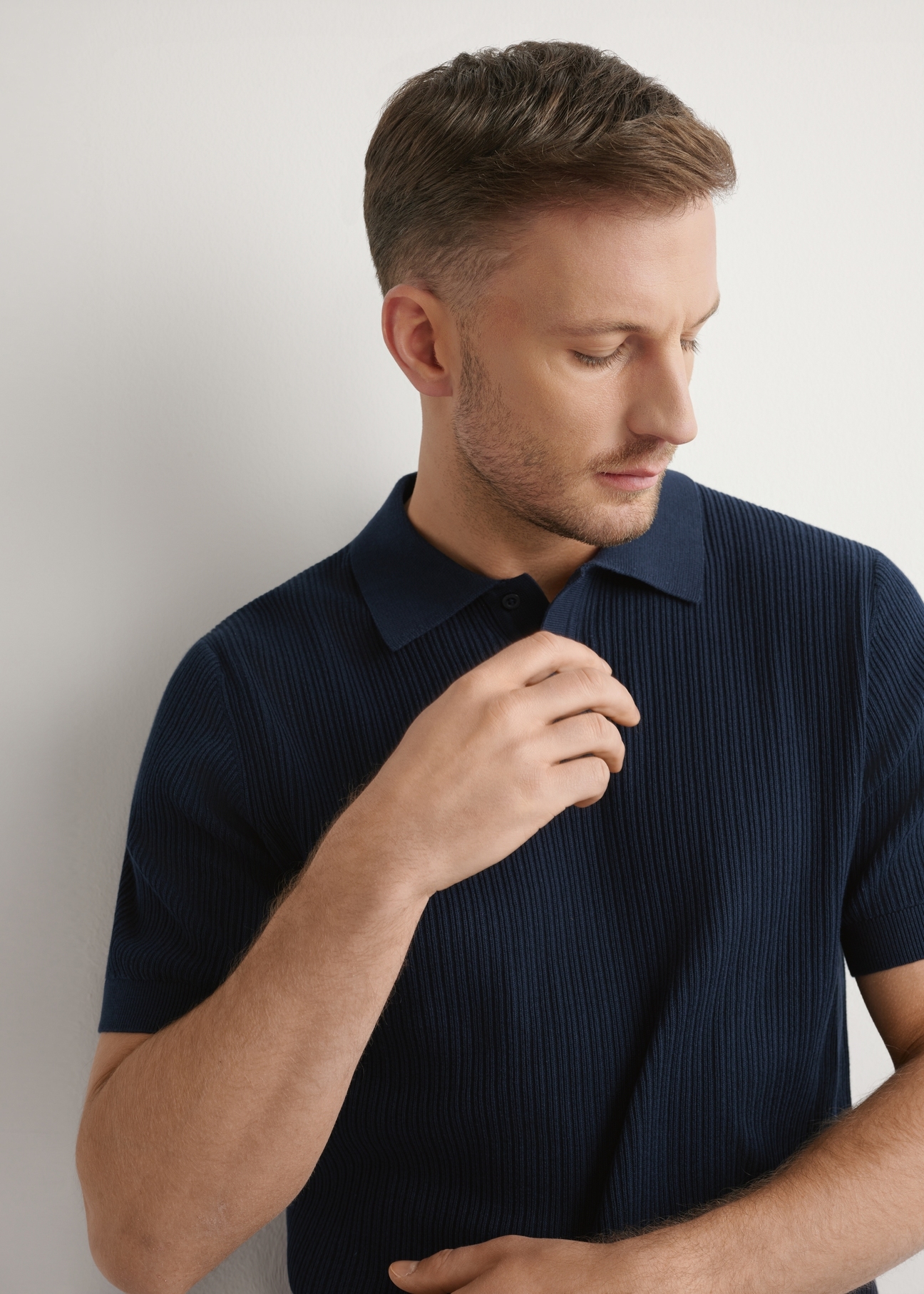 Navy blue ribbed polo shirt POLMT-0085-7E(W26), front view of the product on the model. Half of the silhouette visible.