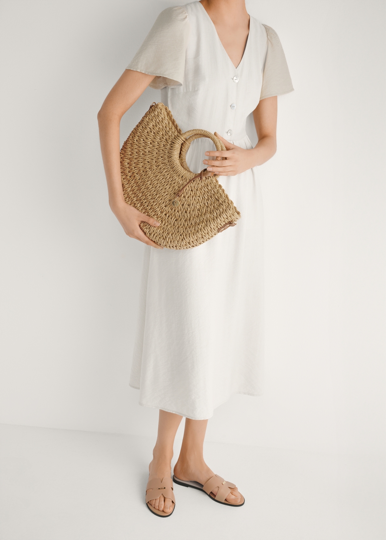 Beige women's flip-flops BUTYD-0725D-1B(W26), front view of the product on the model's feet.