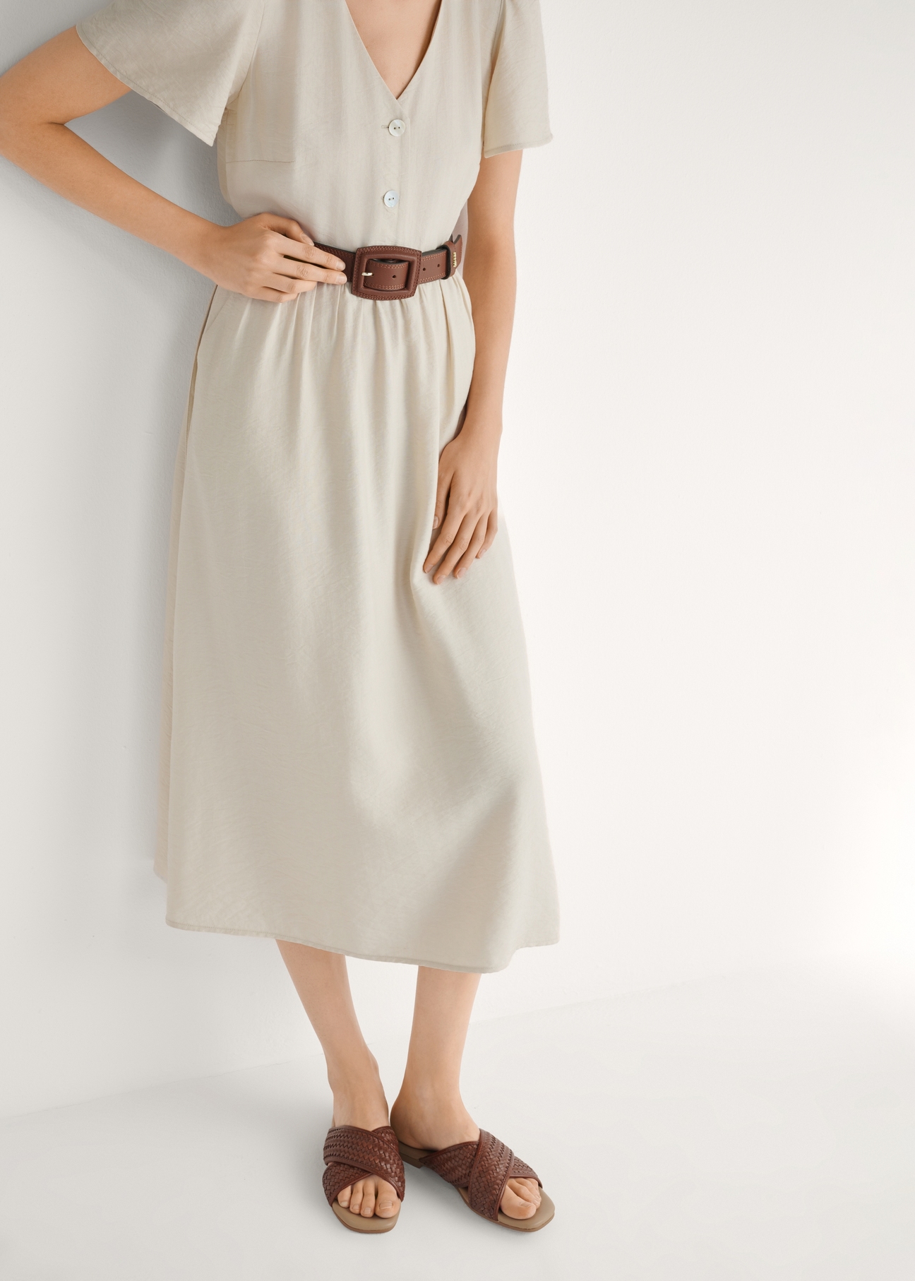 Women's brown braided flip-flops BUTYD-1254-1H(W26), front view of the product on the model's feet.