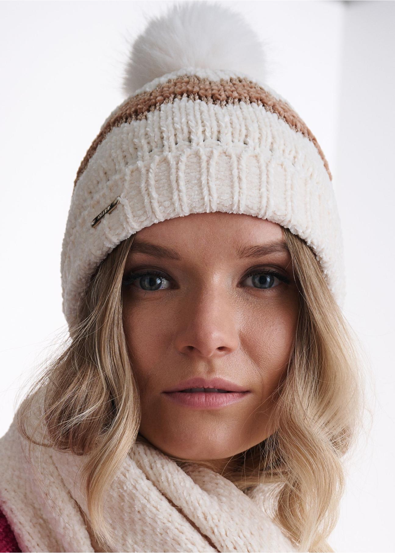 Beige women's cap with pompom CZADT-0086A-81(Z23)-01