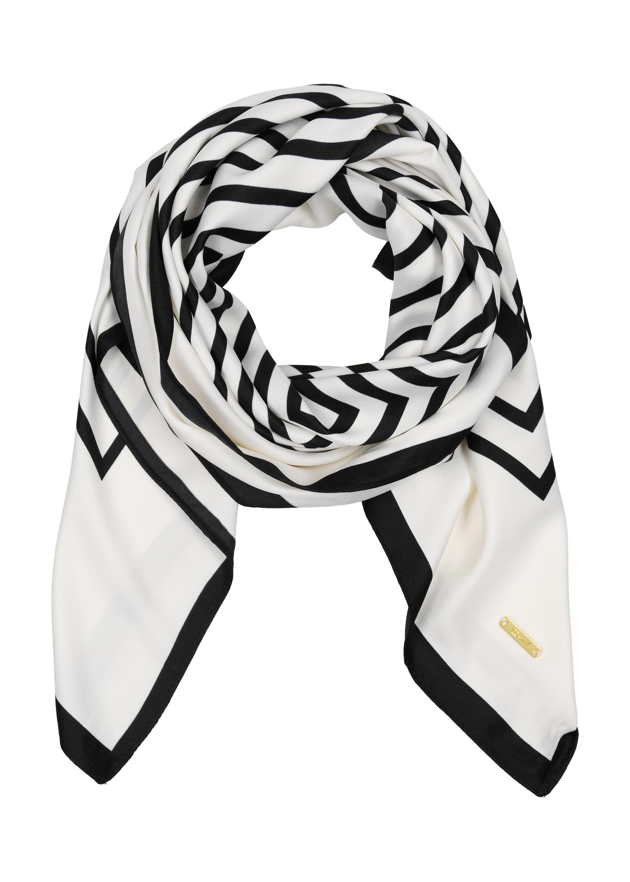 Large scarf in geometric pattern SZADT-0168-98(W24)-04