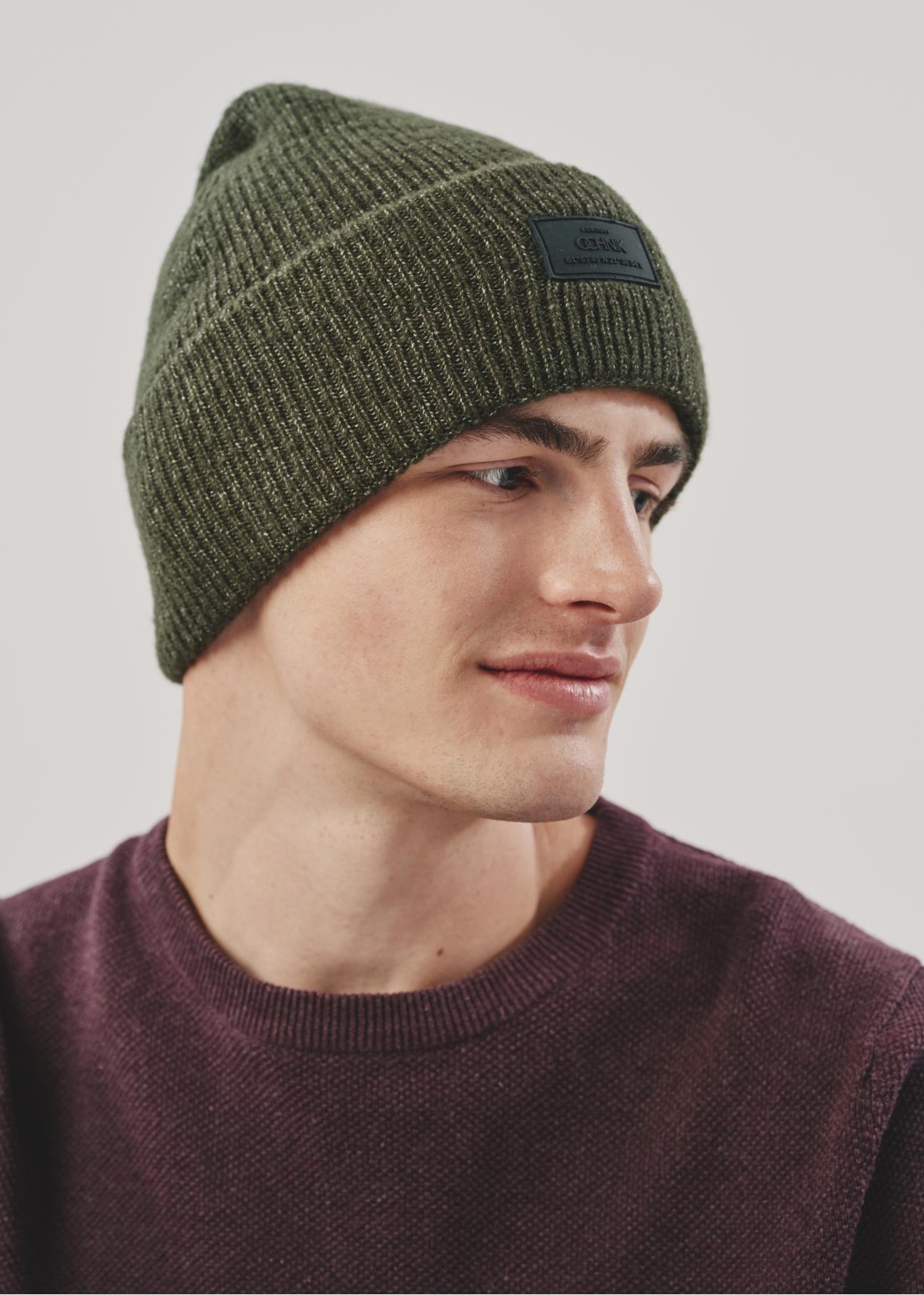 Green men's winter cap CZAMT-0070-54(Z24)-01