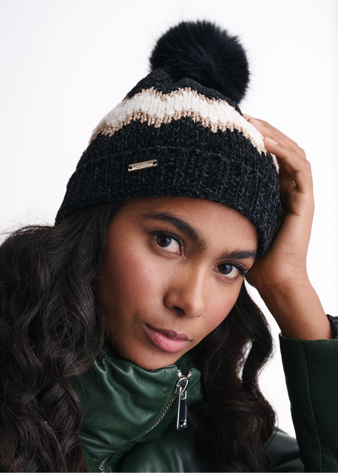 Black women's cap with pompom CZADT-0086A-99(Z23)-01