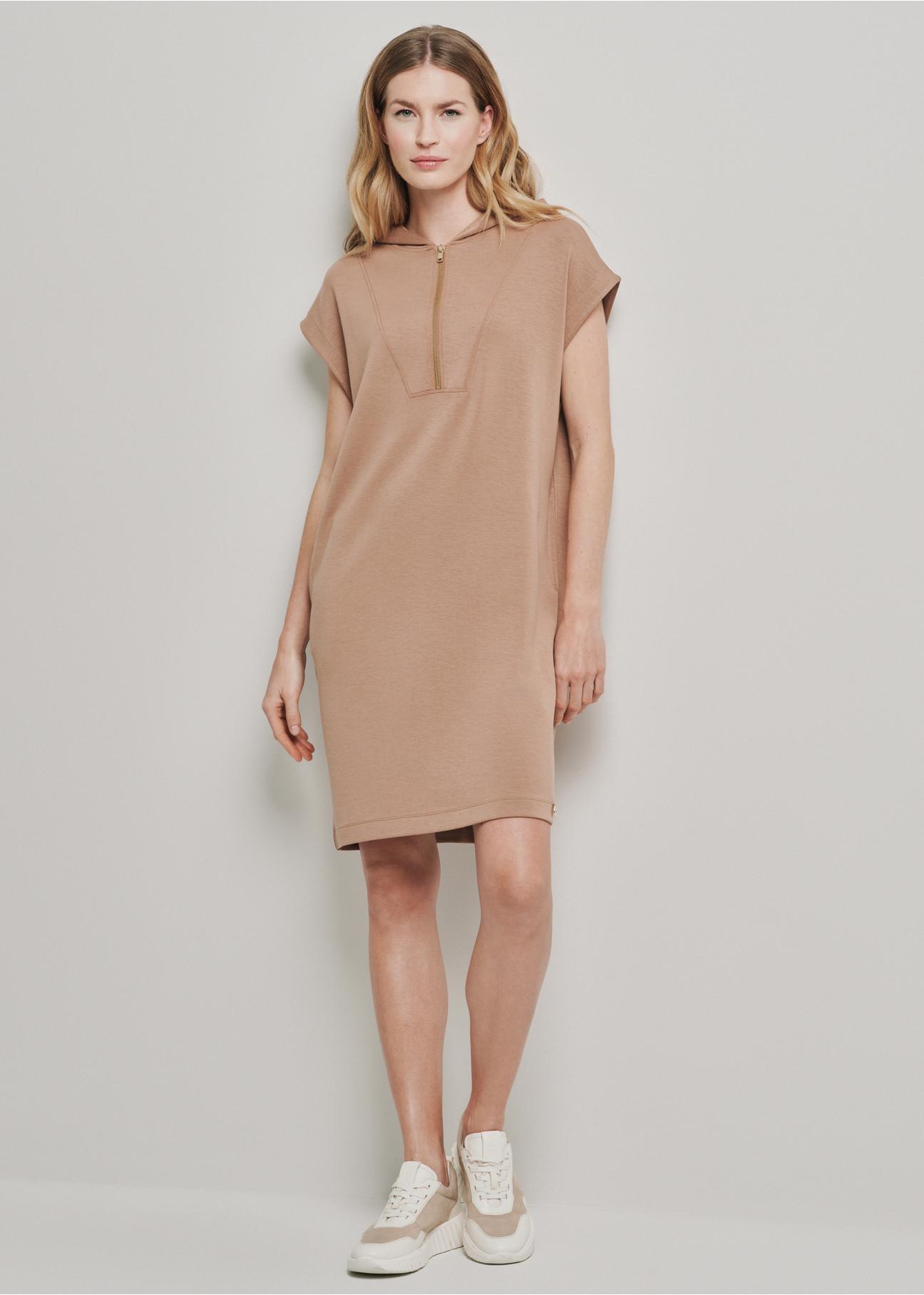 Hooded dress in camel color SUKDT-0198-24(W24)-01