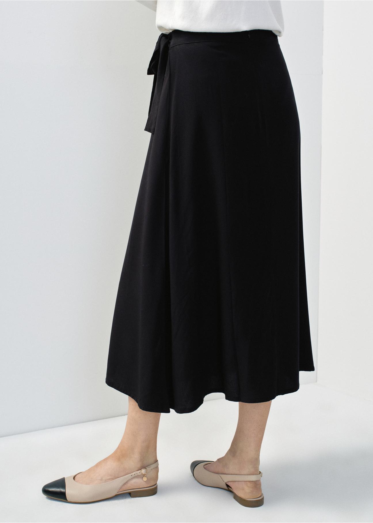 Long black skirt with pleat SPCDT-0085-99(W24)-02