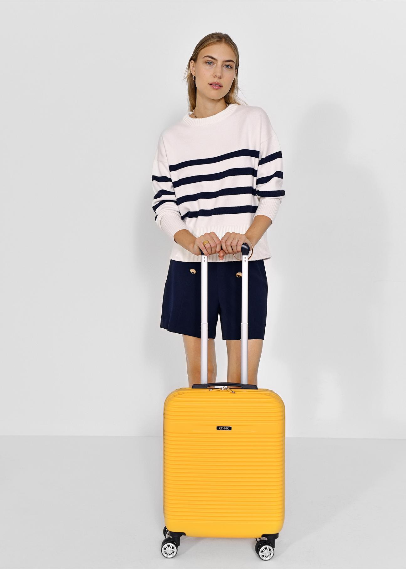 Small suitcase on wheels WALAB-0040-21-19(W24)