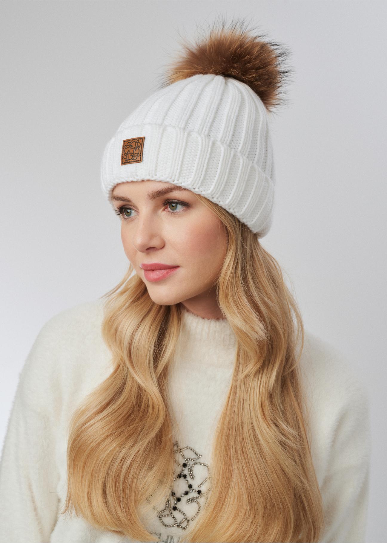 Cream women's cap with pompom CZADT-0066-12(Z24)-01