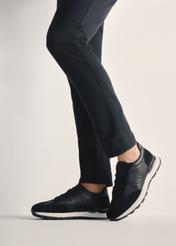 Black men's sports shoes BUTYM-0510-99(Z25), product view on model's feet against a light background.