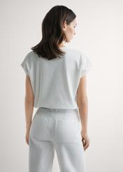 Cream women's T-shirt with print TSHDT-0160-0B(W26), back view of the product on the model. Half of the silhouette visible.