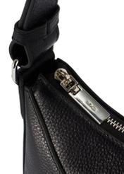 Damenhandtasche aus Leder mit Kette TORES-1148A-99(Z25), Nahaufnahme des Produktreißverschlusses, Ansicht auf weißem Hintergrund.