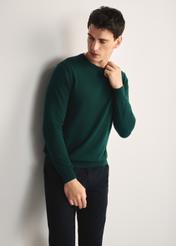 Green men's basic sweater SWEMT-0114A-54(Z25), front view of the product on the model, half of the silhouette visible.