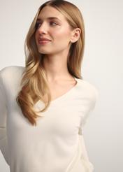 Cream V-neck sweater SWEDT-0201-0B(W26), close-up of the product on the model.