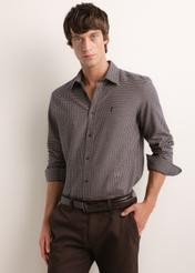 Men's dark brown shirt with a fine check pattern (KOSMT-0372-1I(Z26)); front view of the product on a model. Half of the figure is visible.