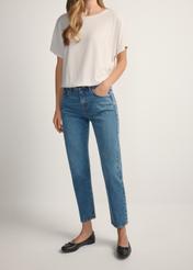 Women's dark blue denim jeans JEADT-0011-7C(W26), front view of the product on the model. Half of the silhouette visible.