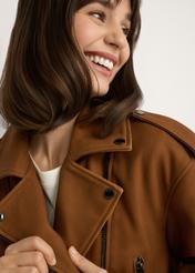 Cognac-colored leather biker jacket KURDS-0610-1F(W26), close-up of the product detail on the model.