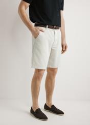 Beige men's shorts SZOMT-0033-1B(W26), diagonal view of the product on the model. Half of the silhouette visible.