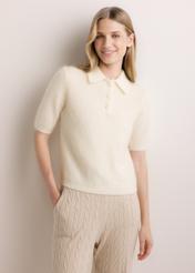 Cream-colored fine-knit polo sweater BLUDT-0221-0B(Z26); front view of the product on a model. Half-body shot.