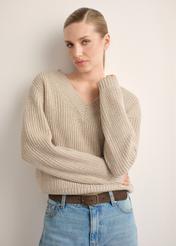 Women's sweater in cool beige SWEDT-0162-1J(Z26), front view of the product on the model. Half of the silhouette visible.