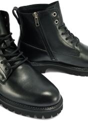 Men's black leather ankle boots BUTYM-0507-99(Z25), close-up of the toe of the product on a white background.