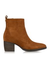 Women's suede ankle boots in cognac color BUTYD-1005A-87(Z25), side view of the product on a white background.