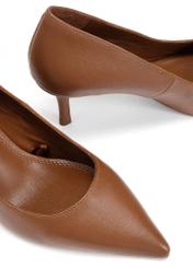 Women's camel leather pumps BUTYD-1031A-1D(W26), close-up of the product detail on a white background.