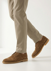 Men's suede shoes in cool beige color BUTYM-0539-1K(W26), side view of the product on the model's feet.