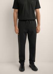 Men's black sweatpants SPOMT-0127-99(Z26), front view of the product on the model. Half of the silhouette visible.