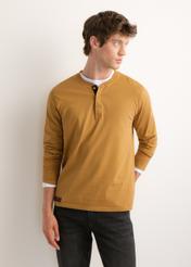 Men's mustard longsleeve LSLMT-0015-2D(Z26), front view of the product on the model. Half of the silhouette visible.