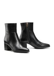 Women's leather ankle boots in black BUTYD-1186-99(Z25), diagonal product view on a white background.