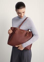 Burgundy large shopper bag TOREC-1088-49(Z25), front view of the product on the model, half of the silhouette visible.
