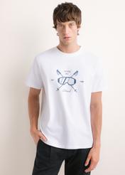 Men's white T-shirt with a print (TSHMT-0160-0A(Z26)); front view of the product on a model. Half-body shot.