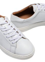 White leather sports shoes BUTYM-0503A-0B(W26), close-up of the product detail on a white background.