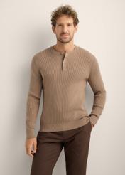 Men's camel-colored wool sweater. Light brown men's sweater SWEMT-0202-1K(Z26). Front view of the product on a model. Half-body view.
