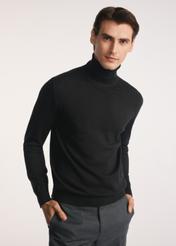 Black men's turtleneck sweater SWEMT-0095B-99(Z25), product visible from the front on the model, half of the silhouette visible.