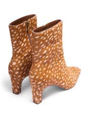 Cognac women's ankle boots with pattern BUTYD-1302-1F(Z26), product view from the back on a white background.