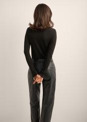 Women's black ribbed longsleeve LSLDT-0058-99(Z26), back view of the product on the model. Half of the silhouette visible.
