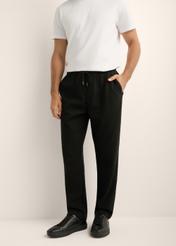 Men's straight-leg knit pants, model SPOMT-0126-99(Z26). Front view of the product on a model. Half of the figure is visible.