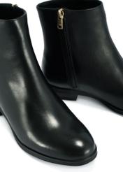 Black leather women's ankle boots BUTYD-1193-99(Z25) - close-up of the detail on a white background.