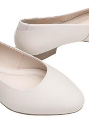 Cream leather women's ballet flats BUTYD-1049B-0B(W26), close-up of the product on a white background.