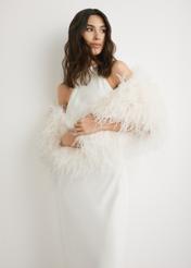 Cream scarf made of natural feathers SZADF-0037-0B(W26), front view of the product on the model's silhouette.