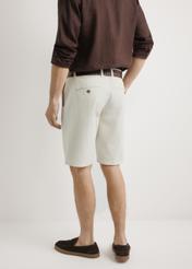 Beige men's shorts SZOMT-0029-1A(W26), back view of the product on the model. Half of the silhouette visible.