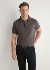 Men's brown polo shirt POLMT-0055A-1I(W26), front view of the product on the model. Half of the silhouette visible.