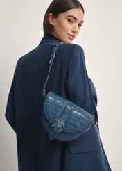 Marineblaue Handtasche aus Krokoleder TORES-0707F-7D(W26), Vorderansicht des Produkts am Model, die Hälfte der Silhouette sichtbar.